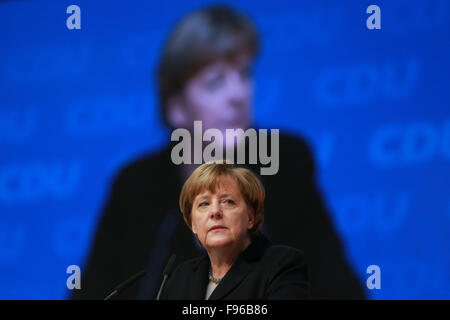 (151215)--15. Dezember 2015 (Xinhua)--die deutsche Bundeskanzlerin und Führer der Christlich Demokratischen Union (CDU) Angela Merkel macht ihre Keynote-Rede während der CDU-Parteitag in Karlsruhe, Deutschland 14. Dezember 2015. (Xinhua/Luo Huanhuan) Stockfoto