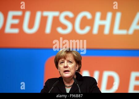 (151215)--15. Dezember 2015 (Xinhua)--die deutsche Bundeskanzlerin und Führer der Christlich Demokratischen Union (CDU) Angela Merkel macht ihre Keynote-Rede während der CDU-Parteitag in Karlsruhe, Deutschland 14. Dezember 2015. (Xinhua/Luo Huanhuan) Stockfoto