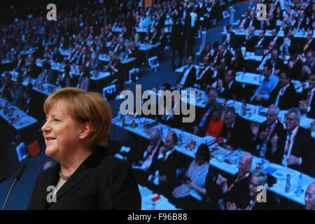 (151215)--15. Dezember 2015 (Xinhua)--die deutsche Bundeskanzlerin und Führer der Christlich Demokratischen Union (CDU) Angela Merkel macht ihre Keynote-Rede während der CDU-Parteitag in Karlsruhe, Deutschland 14. Dezember 2015. (Xinhua/Luo Huanhuan) Stockfoto