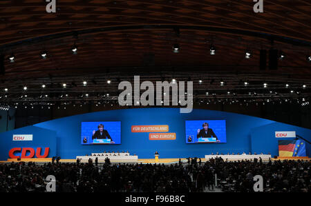 (151215)--15. Dezember 2015 (Xinhua)--die deutsche Bundeskanzlerin und Führer der Christlich Demokratischen Union (CDU) Angela Merkel macht ihre Keynote-Rede während der CDU-Parteitag in Karlsruhe, Deutschland, 14. Dezember 2015. (Xinhua/Luo Huanhuan) Stockfoto