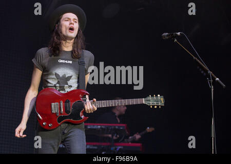 Los Angeles, Kalifornien, USA. 13. Dezember 2015. Gitarrist JAMES BAY führt live während der 26. jährliche KROQ fast akustischen Weihnachten im Forum in Los Angeles, Kalifornien © Daniel DeSlover/ZUMA Draht/Alamy Live News Stockfoto