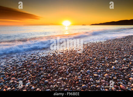 Kiesstrand bei Sonnenuntergang am Lake Superior Agawa Bay, Lake Superior Provincial Park, Ontario, Kanada Stockfoto