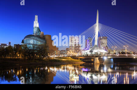 Winnipeg-Skyline bei Nacht mit Canadian Museum for Human Rights und Esplanade Riel Brücke, Winnipeg, Manitoba, Kanada Stockfoto