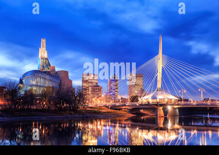 Winnipeg-Skyline bei Nacht mit Canadian Museum for Human Rights und Esplanade Riel Brücke, Winnipeg, Manitoba, Kanada Stockfoto