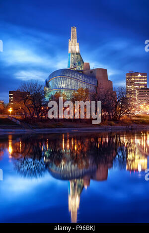 Canadian Museum for Human Rights spiegelt sich in den Red River in der Nacht, Winnipeg, Manitoba, Kanada Stockfoto