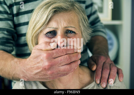 Porträt der Frau Opfer häuslicher Gewalt. Menschen missbrauchen senior Frau mit schwarzen Auge- Stockfoto