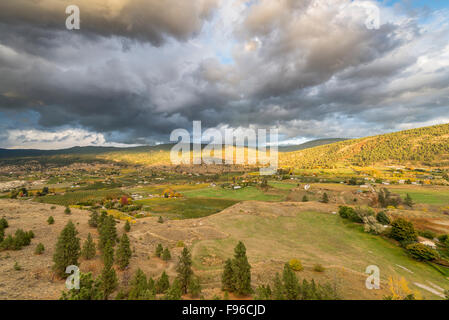 Dramatischer Himmel bei Sonnenuntergang über die Naramata Bank aus Munson Berg in Penticton, South Okanagan Valley of British Columbia, Stockfoto