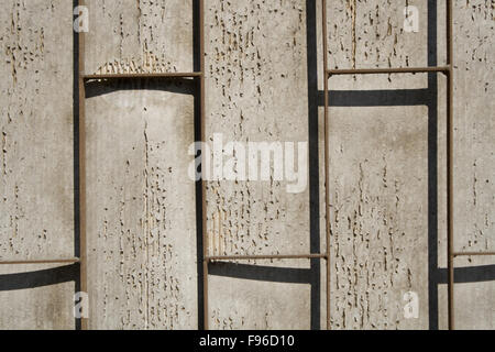 Eisenstangen vor von Peelings Wand als Hintergrund Stockfoto