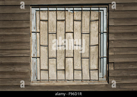 Alten Holzwand mit Brettern vernagelt Fenster als Hintergrund Stockfoto