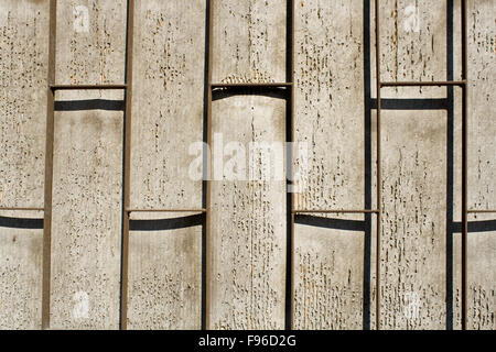 Eisenstangen vor von Peelings Wand als Hintergrund Stockfoto