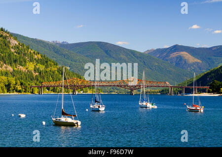 Segelboote auf Kootenay Lake in Nelson, British Columbia.  Die großen Orange-Brücke ist im Hintergrund. Stockfoto