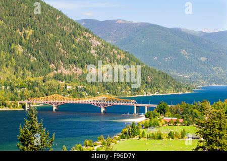 Die Big Orange Brücke über Kootenay Lake in Nelson, British Columbia. Stockfoto