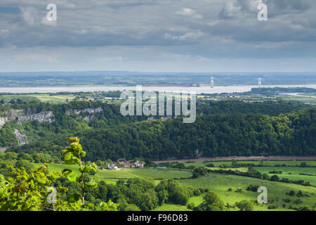 Aus der Sicht der "Eagles Nest" im Wynd Cliff der Fluss Wye, Severn Mündung und M48 Suspension Bridge in der Nähe von St Arvans, Monmouthshire, Wales, UK Stockfoto