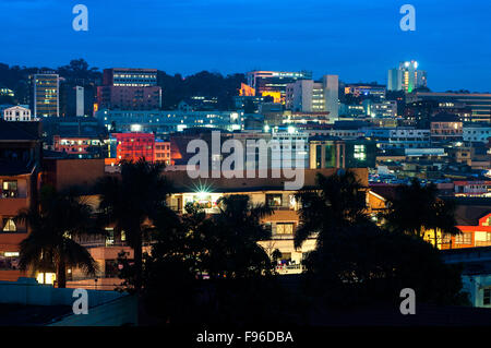 Kampala CBD bei Nacht, Blick nach Osten von Kampala Hill, CBD, Kampala, Uganda Stockfoto