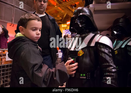 New York, USA. 13. Dezember 2015. Das Flaggschiff der Toy 'R' Us in New York City Times Square store wird geschlossen. Die Geschäfte Leasing wird nicht im Januar 2016 verlängert werden. Es gibt weltweit mehr als 1.500 Filialen und 13 in New York City. Der Times Square-Flagship-Store gab befindet sich seit 16 Jahren. Dies ist das letzte Weihnachten, die Kinder mit ihren Familien die Möglichkeit haben, dort einzukaufen. Bildnachweis: Scott Houston/Alamy Live-Nachrichten Stockfoto