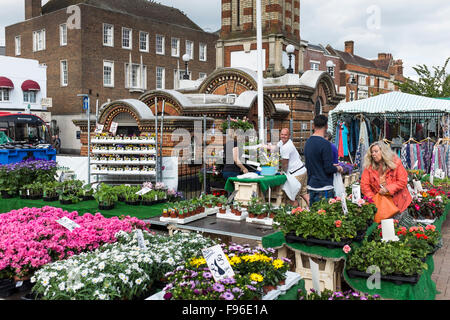 Outdoor-Markt entlang der High Street in Epsom, Surrey, UK Stockfoto