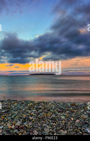 Ansicht der Möweninsel bei Sonnenaufgang vom Witless Bay Beach, Witless Bay Ecological Reserve, Neufundland, Kanada Stockfoto