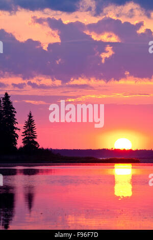 Astotin Lake bei Sonnenuntergang Elk Island National Park, Alberta, Kanada Stockfoto