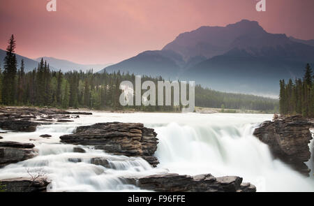 Athabasca Falls bei Sonnenuntergang mit Mt. Kerkeslin in den Boden zurück, Jasper Nationalpark, Alberta, Kanada Stockfoto