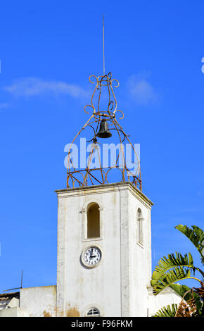 Die historische Glocke Turm des Torre de Relogio in Albufeira Altstadt Stockfoto