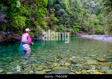 Mann-Fliegenfischen am Mangamaire River, Mittelland, Neuseeland Stockfoto