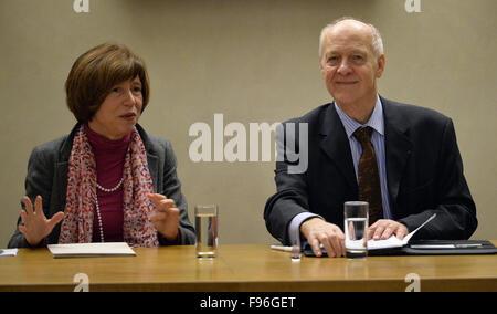 Französischer Politikwissenschaftler Jacques Rupnik, Recht, spricht in seinem Vortrag über Europa und European Studies an der Kreuzung in Prag, Tschechische Republik, 14. Dezember 2015. Auf der linken Seite ist sie Vize-Rektor der Karls-Universität für europäische Lenka Rovna Fragen. Rupnik erhielt Gastprofessuren Titel aus der Prager Karls-Universität während der Vorlesung. (CTK Foto/Michal Dolezal) Stockfoto