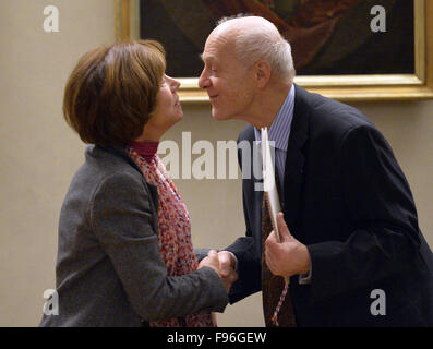 Französischer Politikwissenschaftler Jacques Rupnik, richtig, erhält den Visiting Professor-Titel aus der Prager Karls-Universität in Prag, Tschechische Republik, 14. November 2015. Auf der linken Seite ist sie Vize-Rektor der Karls-Universität für europäische Lenka Rovna Fragen. Rupnik referierte über Europa und European Studies an der Kreuzung nach der Zeremonie. (CTK Foto/Michal Dolezal) Stockfoto