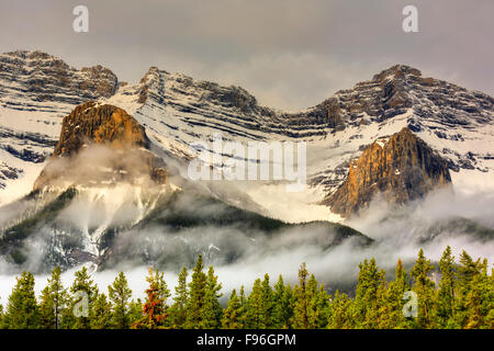 Schnee und Nebel gehüllt Mount Rundle Berge, Banff Nationalpark, Alberta, Kanada Stockfoto