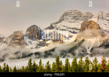 Schnee und Nebel gehüllt Mount Rundle Berge, Banff Nationalpark, Alberta, Kanada Stockfoto