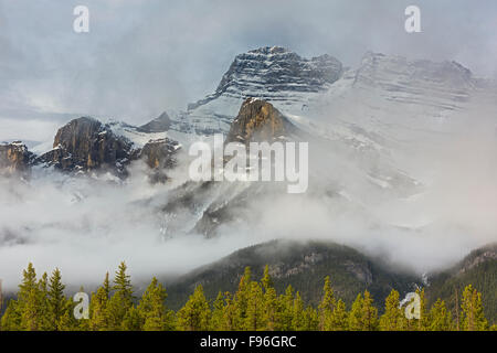 Schnee und Nebel gehüllt Mount Rundle Berge, Banff Nationalpark, Alberta, Kanada Stockfoto