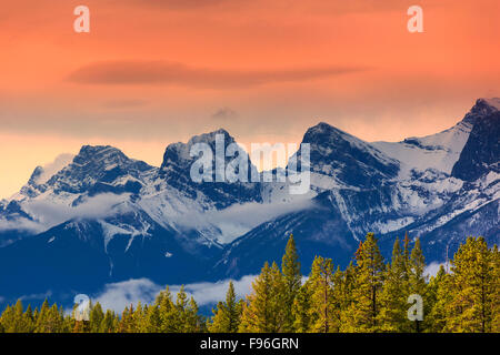 Schnee und Nebel gehüllt Mount Rundle Berge, Banff Nationalpark, Alberta, Kanada Stockfoto