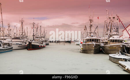 Angelboote/Fischerboote gefesselt für den Winter Einfrieren in Steveston Hafen. Stockfoto