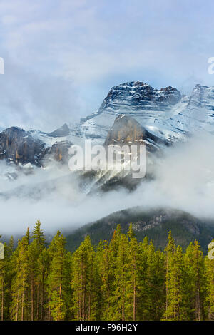 Schnee und Nebel gehüllt Mount Rundle Berge, Banff Nationalpark, Alberta, Kanada Stockfoto