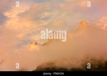 Schnee und Nebel gehüllt Mount Rundle Berge, Banff Nationalpark, Alberta, Kanada Stockfoto