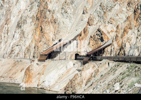 Personenzug Eingabe einen Tunel im Thompson River Canyon in British Columbia, Kanada. Stockfoto