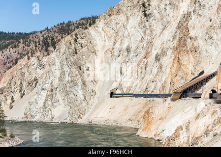 Personenzug Eingabe einen Tunel im Thompson River Canyon in British Columbia, Kanada. Stockfoto