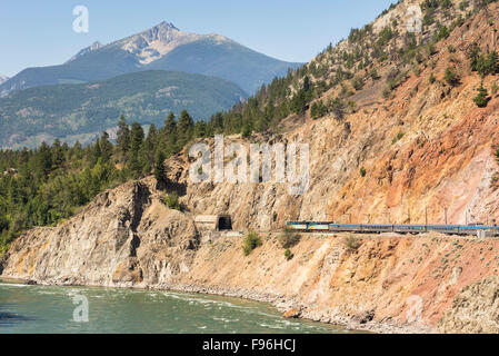 Personenzug Eingabe einen Tunel im Thompson River Canyon in British Columbia, Kanada. Stockfoto