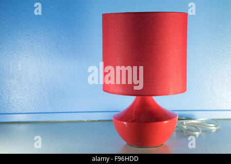 rote Lampe am Tisch Textur grauen und blauen blackground Stockfoto