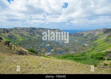 Zeremonielle Moai, Rano Kau, Osterinsel Stockfoto