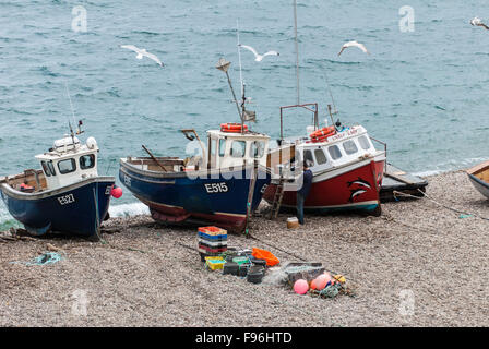 Drei Fischerboote am Strand von Bier, Devon, England, UK Stockfoto