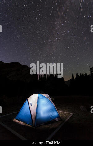 Camping unter den Sternen am Baker Lake im Bereich Skoki Wildnis Banff Nationalpark, Alberta, Kanada. Stockfoto