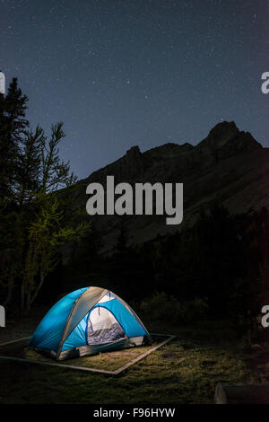 Camping unter den Sternen am Baker Lake im Bereich Skoki Wildnis Banff Nationalpark, Alberta, Kanada. Stockfoto