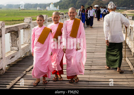 Nonnen auf U-Bein Brücke, die längste Teakholz Brücke in der Welt, Amarapura, Mandalay, Myanmar Stockfoto