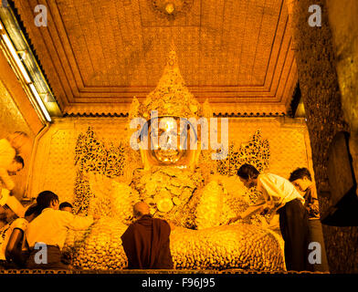 Buddha bedeckt mit kleinen goldenen Blätter, Mahamuni Paya, Chanmyathazi, Mandalay, Myanmar Stockfoto