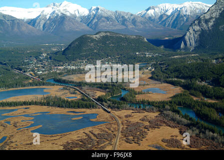 CP Rail Train, Bow River, W von Banff, Alberta, Kanada Stockfoto