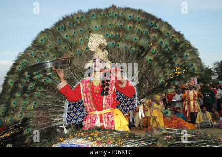 Künstler in Lord Krishnas Rolle während Frühling und Liebe mit einer hinduistischen Festivals feiern Holi Farben in Jaipur, Rajasthan, Indien. Stockfoto