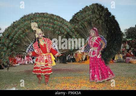 Künstler in Radha-Krishnas Rolle, während das Holi-Fest feiern Frühling und Liebe mit Farben in Jaipur, Rajasthan Indien. Stockfoto