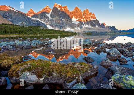 Morgenlicht auf den Wällen spiegelt sich in Amethyst See, Jasper Park, Kanadische Rockies Stockfoto