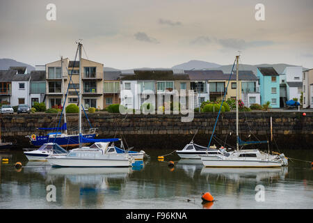 70er Jahre Architektur: Waterside Wohnungen und Häuser mit Blick auf den Hafen Kai und ankern Boote bei Porthmadog, Snowdonia-Nationalpark, Gwynedd, North Wales UK (Baujahr 1974, entworfen von Philips/Cutler/Philips/Troy) Stockfoto