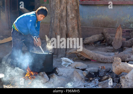 Schüler, die Zubereitung des Frühstücks am offenen Feuer, Internat in Potosi, Bolivien Stockfoto